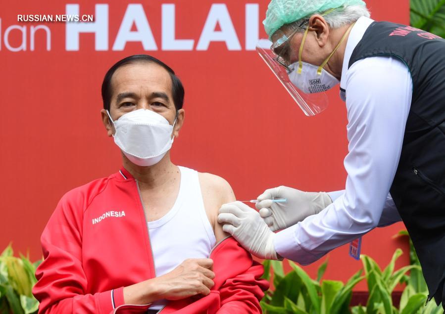 Президент Индонезии Джоко Видодо получил вторую дозу вакцины китайской компании Sinovac Biotech