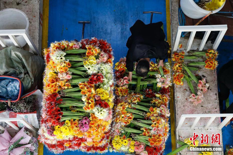 Жители китайского города Куньмин покупают свежие цветы к празднику Весны