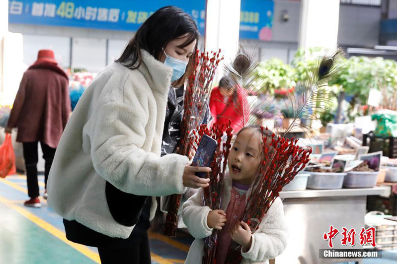 Жители китайского города Куньмин покупают свежие цветы к празднику Весны