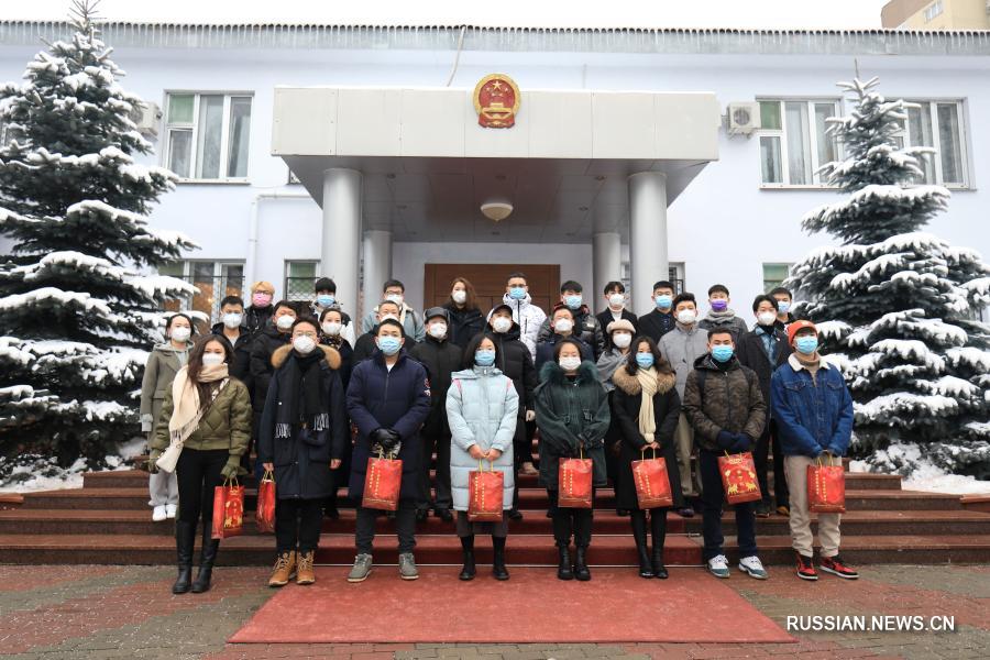 Посольство КНР в Беларуси вручило китайским студентам и эмигрантам новогодние подарки