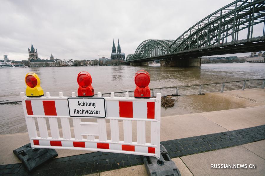Осадки привели к повышению уровня воды в реке Рейн в немецком городе Кельн