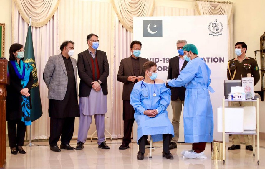 Пакистан начал кампанию по распространению китайской вакцины от COVID-19 среди медработников