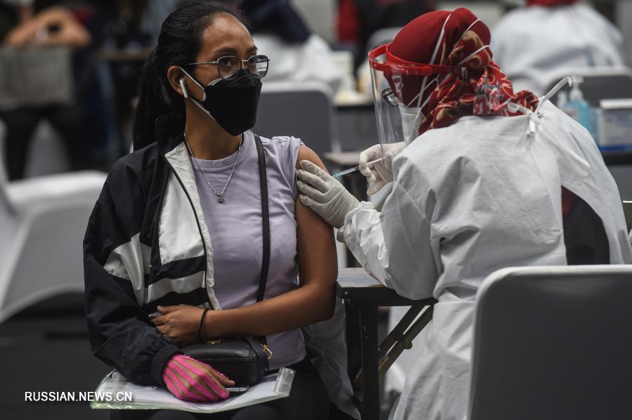 В Индонезии медицинских работников начали прививать от коронавируса вакциной китайского производства