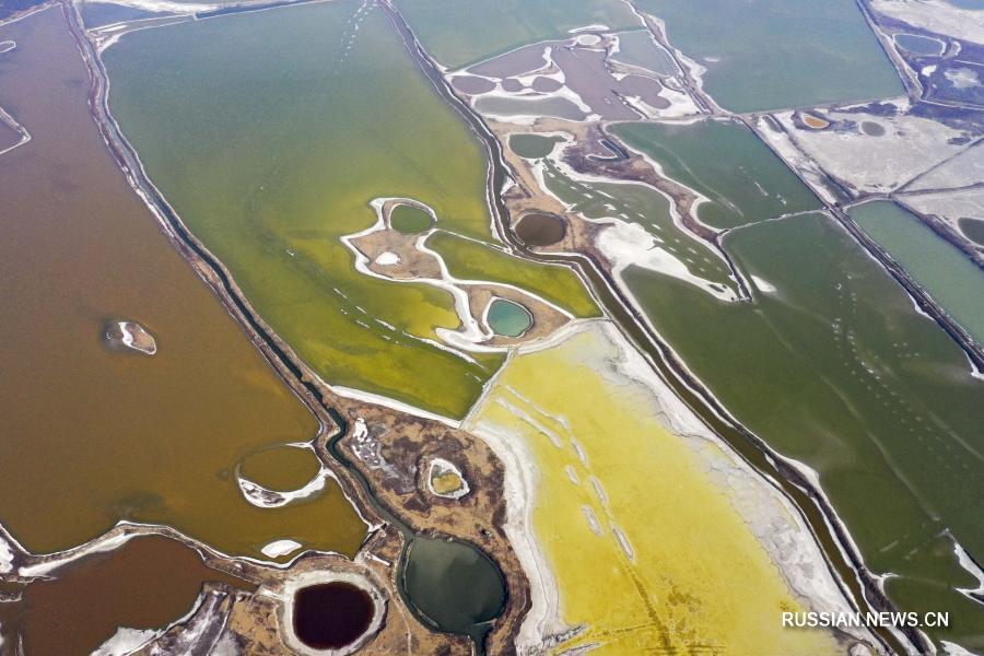 Разноцветная палитра соленых озер в провинции Шаньси