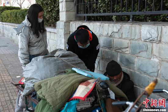 Холодной зимой они помогают бездомным людям найти дом