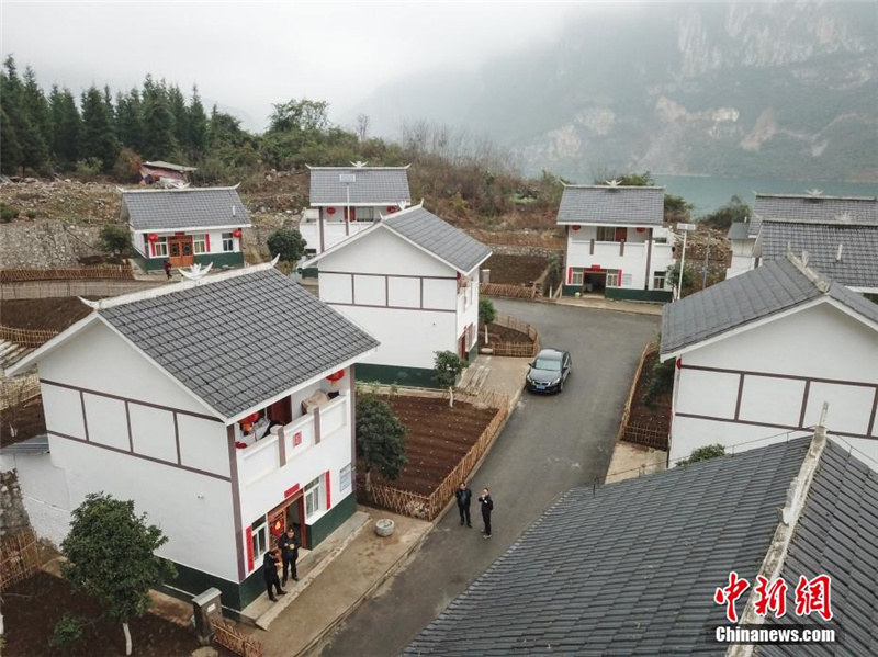 Фотографии деревни Хуау на берегу реки Уцзян провинции Гуйчжоу с высоты птичьего полета