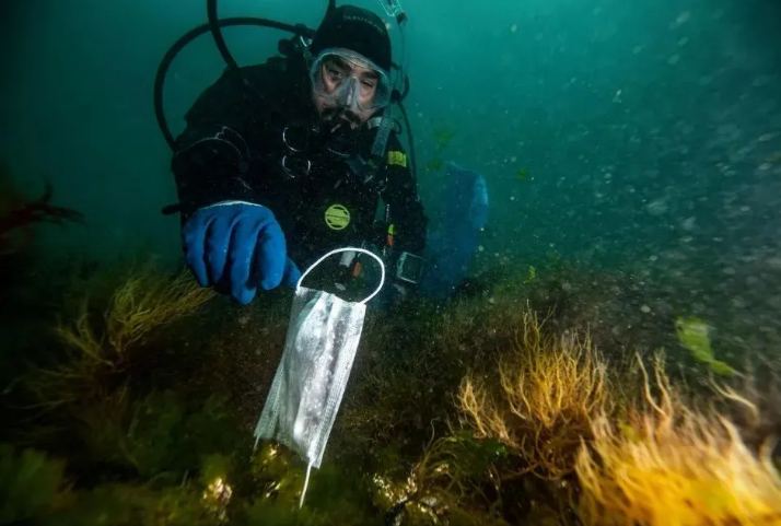 Выброшенные маски разлагаются в природе 400-500 лет и могут стать морским мусором нового типа