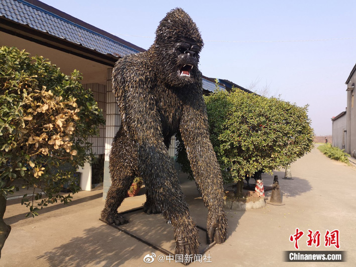 Китайцы возвели потрясающие скульптуры животных из шин