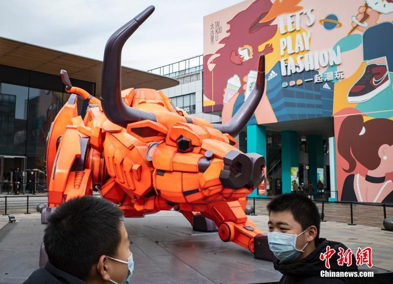 "Механический бык" появился на одной из улиц Пекина