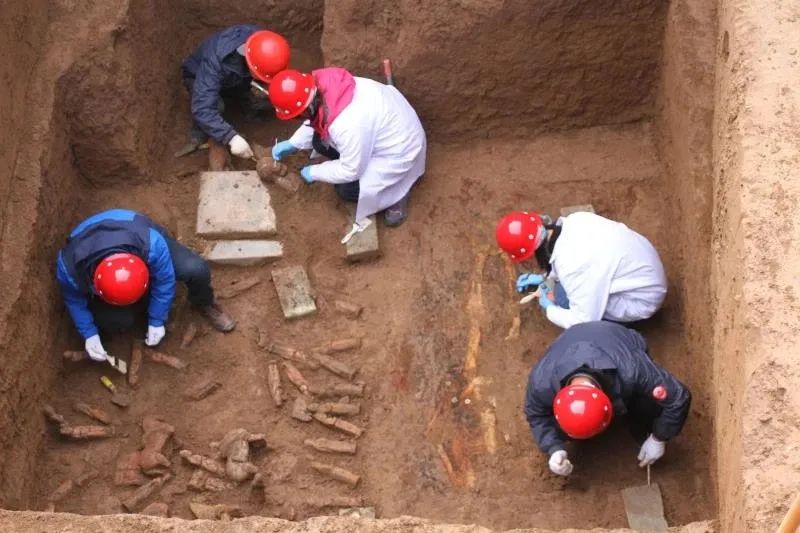 При строительстве 8-й линии метро в китайском городе Сиань найдены 1356 древних гробниц
