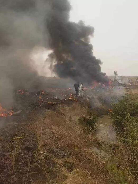 7 человек погибли в результате крушения военного самолета в Нигерии -- военный представитель