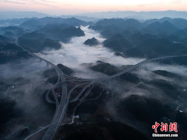 Скоростная трасса в «облаках» в городе Эньши провинции Хубэй