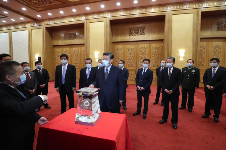 Си Цзиньпин встретился с учеными и инженерами, участвовавшими в миссии “Чанъэ-5”