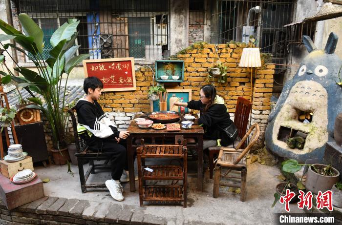 Старинный микрорайон китайского города Чунцин стал достопримечательностью