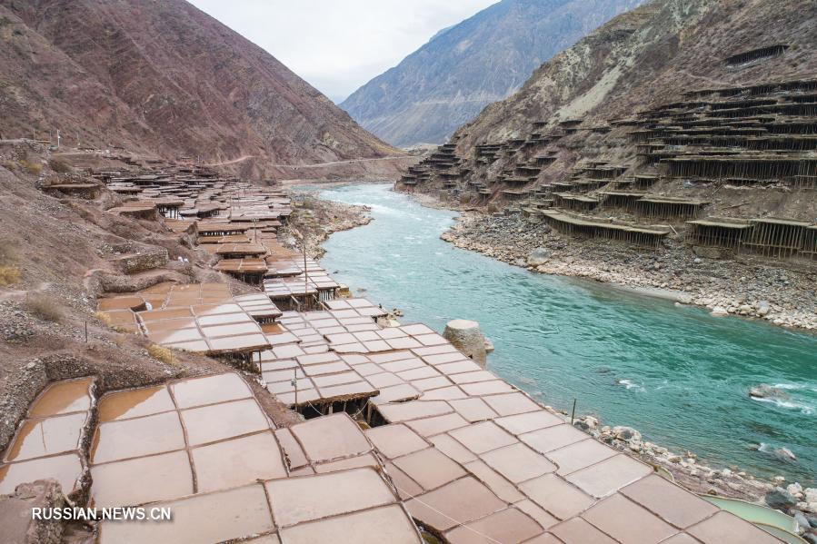 В бассейне реки Ланьцанцзян добывают соль старинным способом