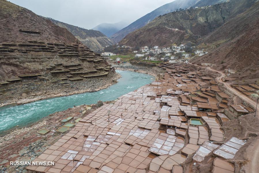 В бассейне реки Ланьцанцзян добывают соль старинным способом
