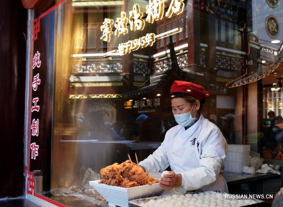 Предпраздничный ажиотаж в шанхайской лавке традиционных рисовых клецок