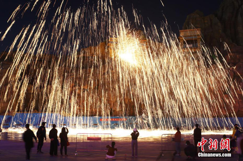 Огненные цветы к Празднику фонарей в Наньчане