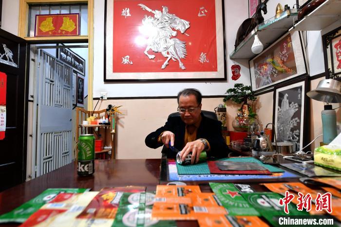 Китаец превращает выброшенные банки в прекрасные произведения искусства