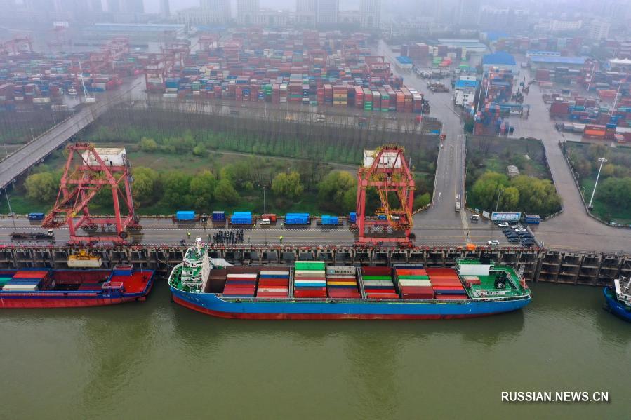 Самый крупный контейнеровоз на реке Янцзы отправился в первый рейс
