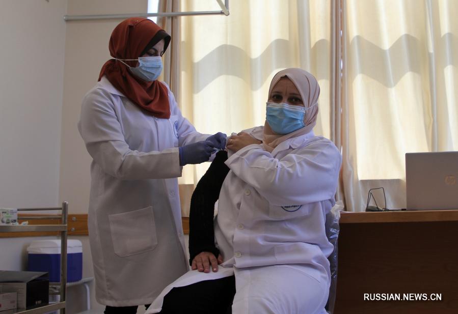 Вакцинация медработников против COVID-19 в Палестине