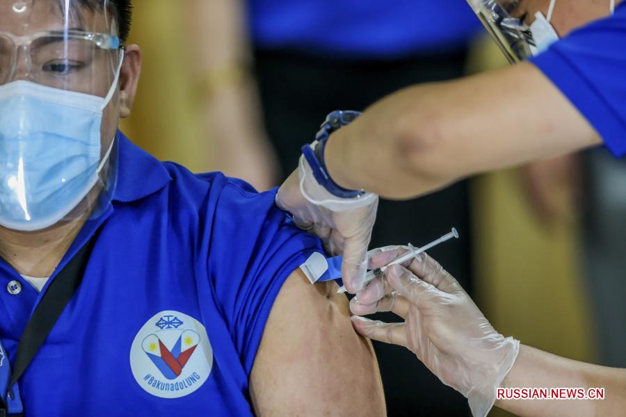 На Филиппинах началась кампания иммунизации против COVID-19 китайской вакциной компании Sinovac