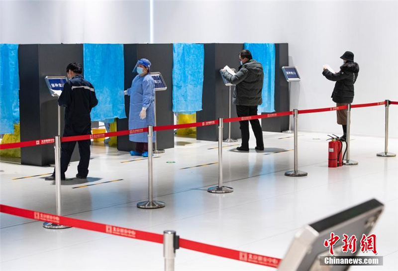 В офисных зданиях Пекина начали работу первые временные пункты вакцинации 