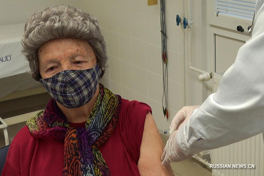 Жителей Венгрии прививают вакциной китайского производства