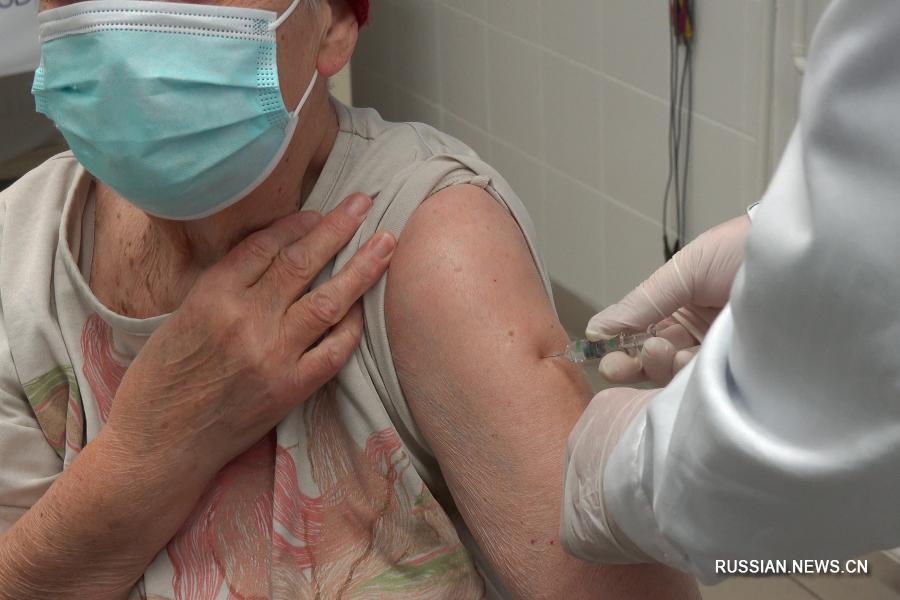 Жителей Венгрии прививают вакциной китайского производства