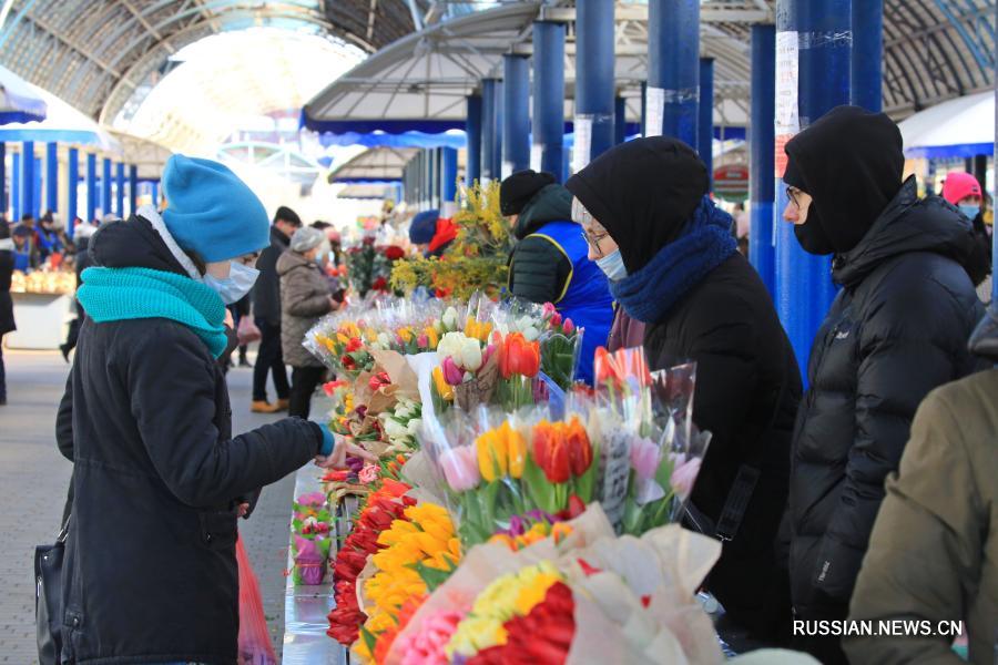 Праздничный цветочный базар в столице Беларуси
