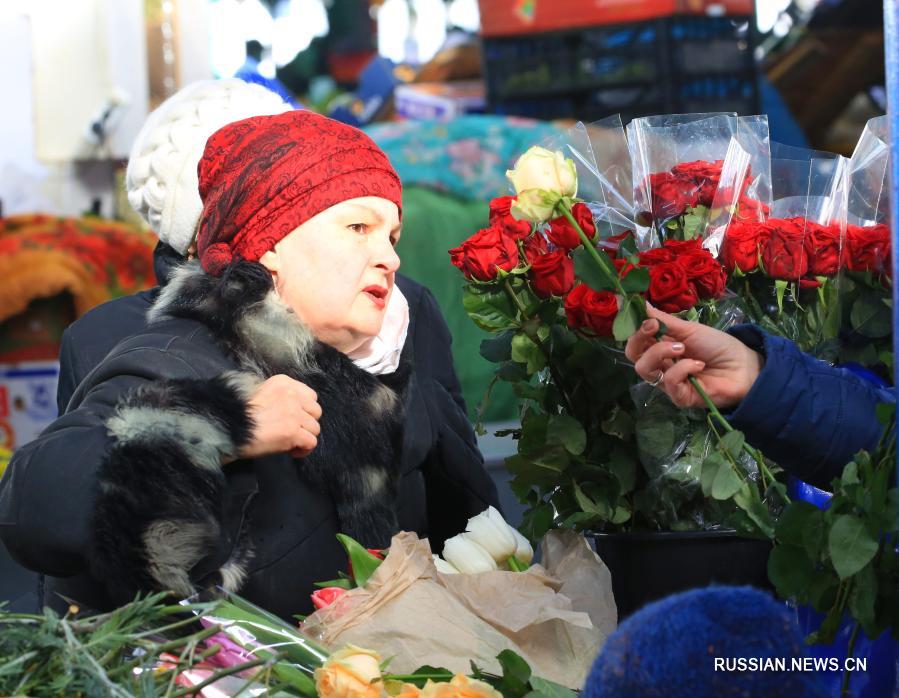 Праздничный цветочный базар в столице Беларуси