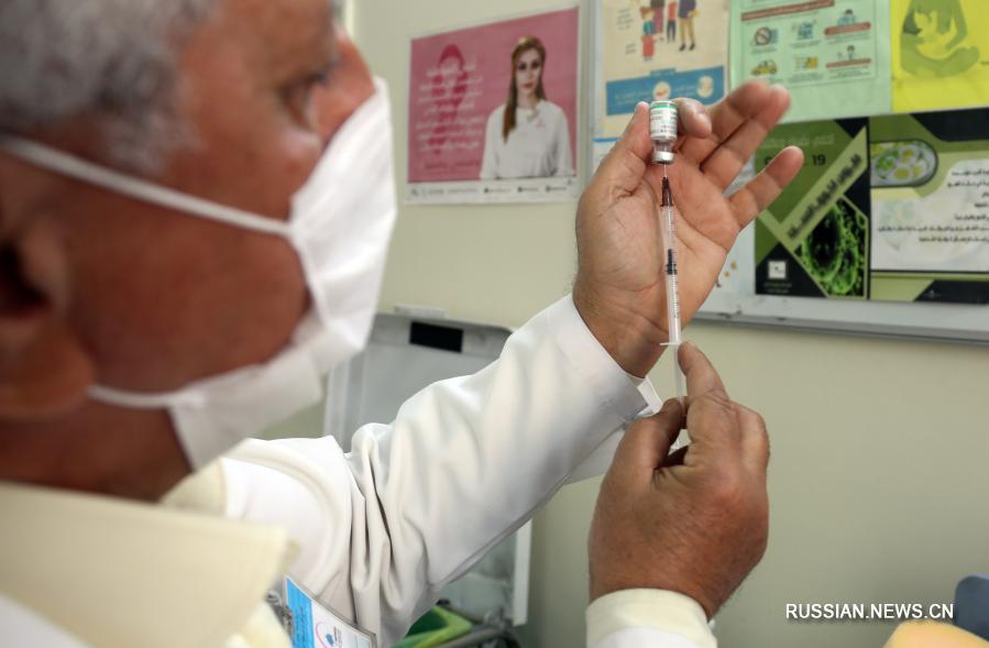 Медработники Ирака прививаются китайской вакциной от COVID-19