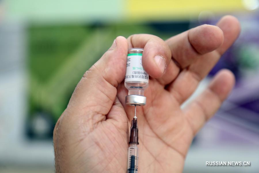 Медработники Ирака прививаются китайской вакциной от COVID-19