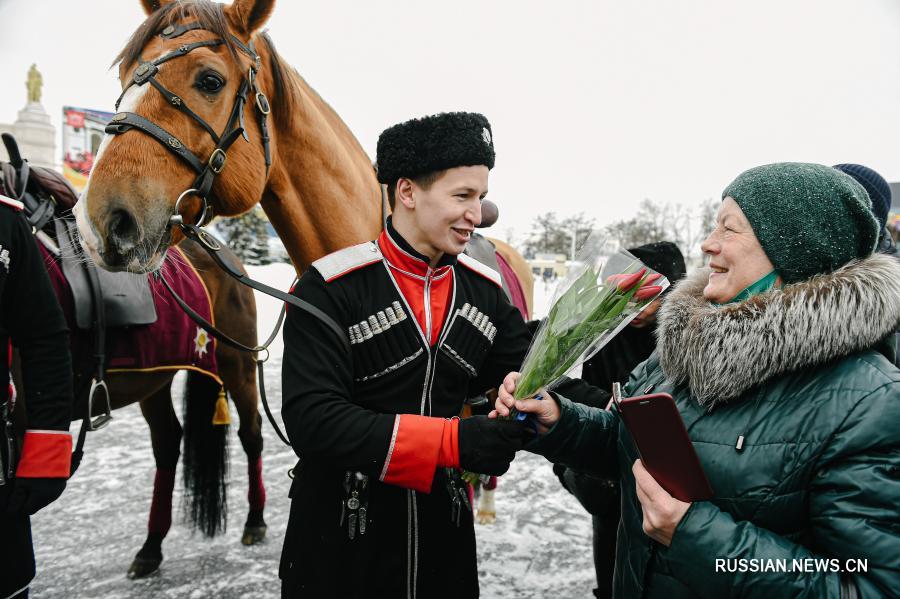 В Москве "рыцари на лошадях" поздравили женщин с 8 марта