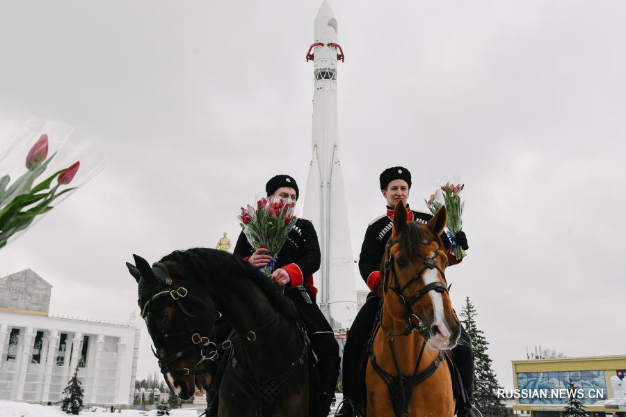 В Москве "рыцари на лошадях" поздравили женщин с 8 марта