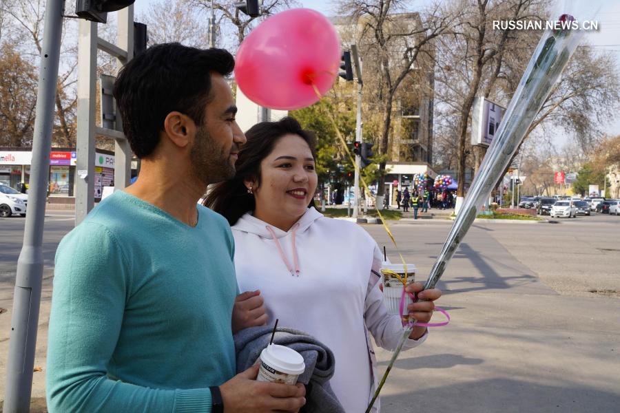 В Узбекистане дарят цветы в честь 8 марта