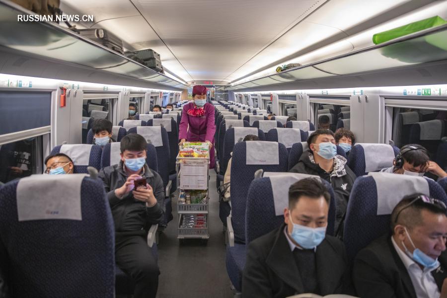 Работницы поездной бригады заботятся о комфорте пассажиров