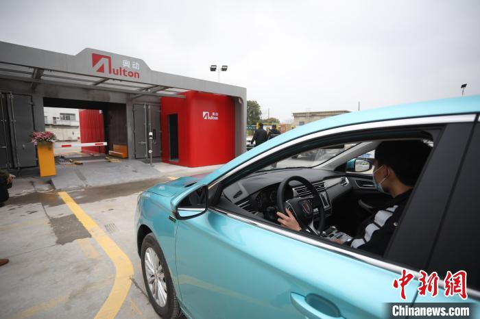 Первая в Шанхае станция замены батарейки автомобилей на новых источниках энергии была введена в эксплуатацию