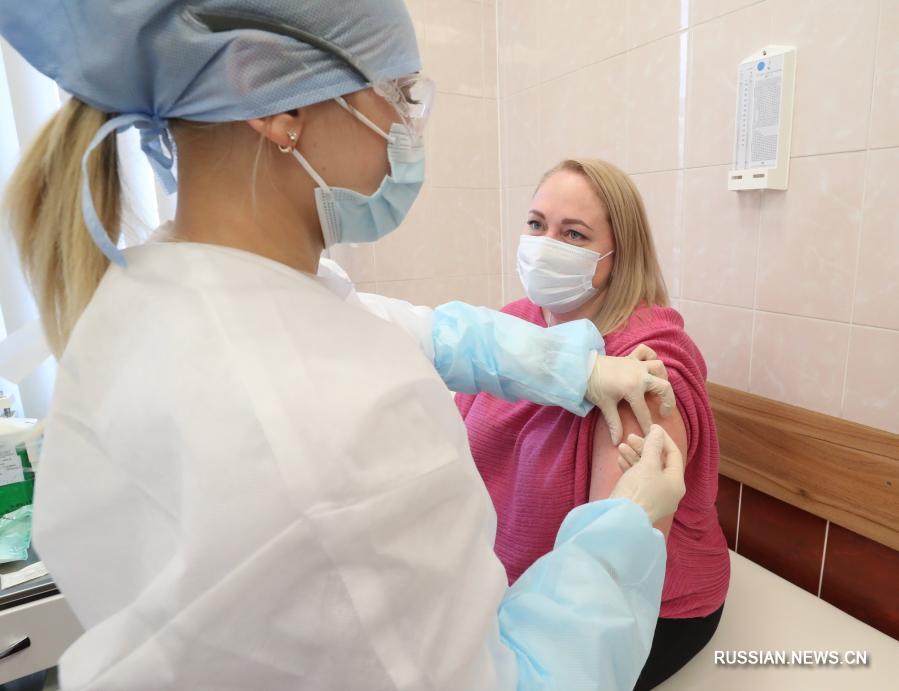 В Беларуси начали вакцинацию против COVID-19 китайским препаратом