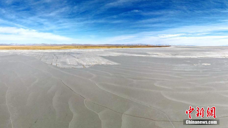 Крупнейшее китайское соленое озеро в период ледостава