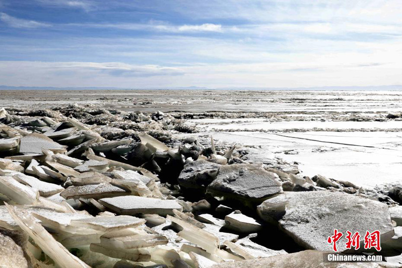 Крупнейшее китайское соленое озеро в период ледостава