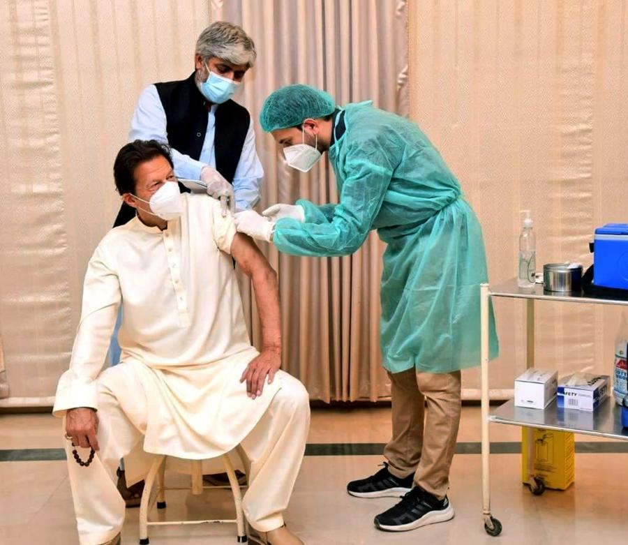 Премьер-министр Пакистана И. Хан сделал прививку от COVID-19 китайской вакциной Sinopharm