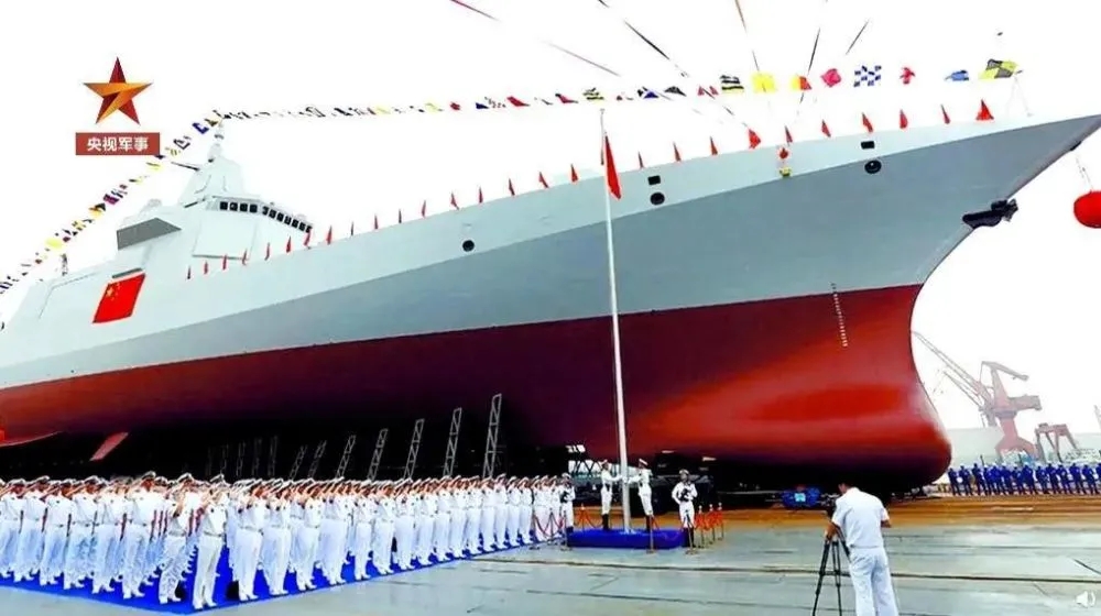 На вооружение китайской армии поступил новый эсминец типа 055