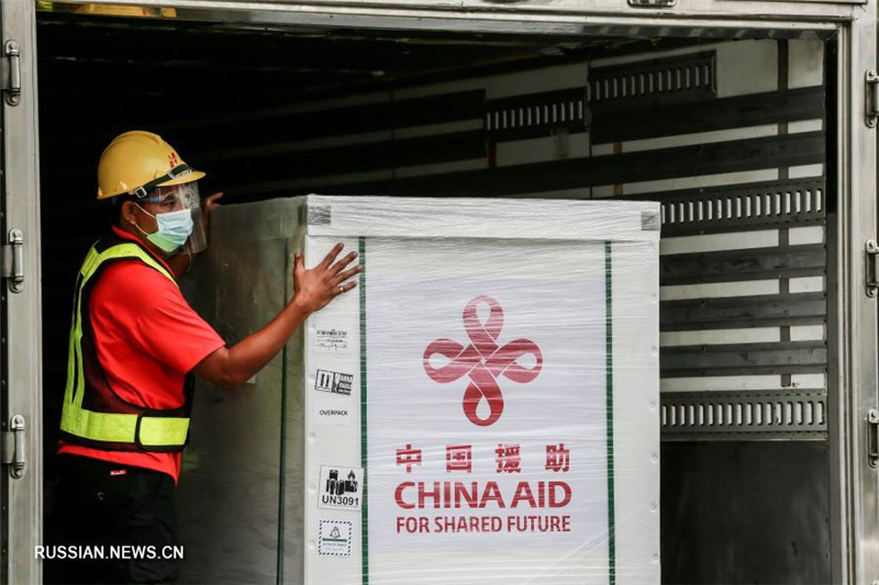 Вторая партия пожертвованной Китаем вакцины от COVID-19 прибыла на Филиппины