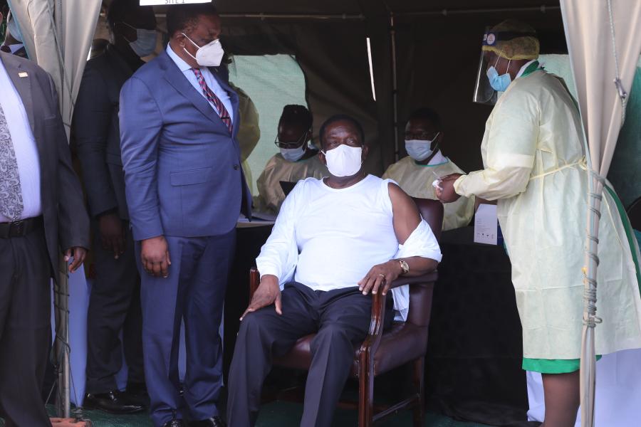 Президент Зимбабве Э. Мнангагва привился от COVID-19 китайской вакциной