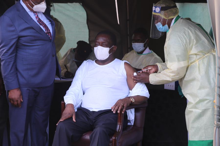 Президент Зимбабве Э. Мнангагва привился от COVID-19 китайской вакциной