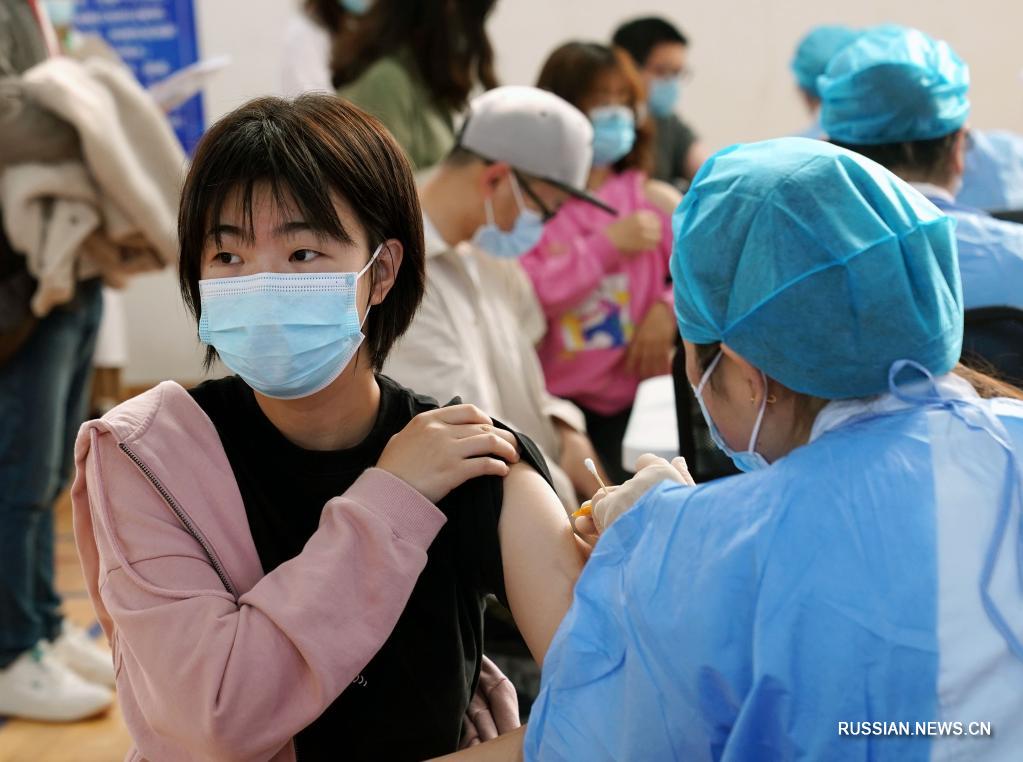 В Шанхае продолжается вакцинация от COVID-19 студентов и преподавателей вузов