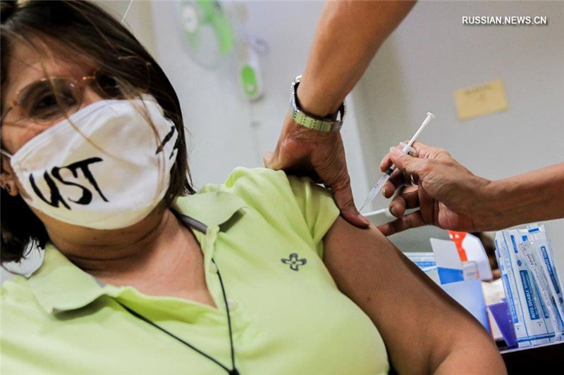 Жители Филиппин прививаются от COVID-19 китайской вакциной Sinovac Biotech