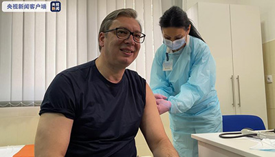 Президент Сербии сделал прививку китайской вакциной от COVID-19