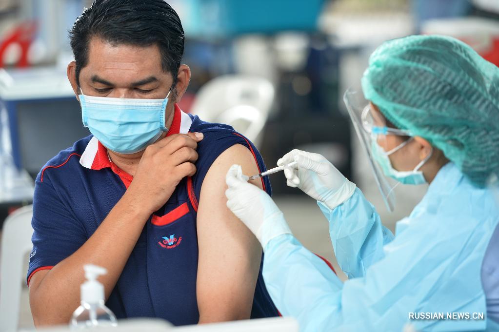 Жители Бангкока прививаются китайской вакциной
